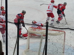 Laurin Braun prüft den tschechischen Goalie. (Foto: eisbaerlin.de)