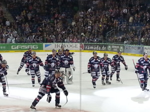 So wollen wir die Eisbären am liebsten nach jedem Spiel sehen. Beim feiern eines Sieges. (Foto: eisbaerlin.de/walker)