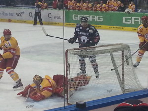 DEG-Goalie Bobby Goepfert brachte die Eisbären heute reihenweise zur Verzweiflung. (Foto: eisbaerlin.de/walker)