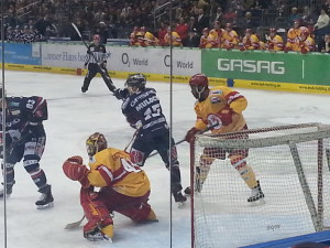 Der nächste Angriff rollt auf DEG-Goalie Bobby Goepfert zu. (Foto: eisbaerlin.de/walker)