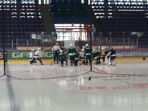 Trainings-Anweisungen von Eisbären-Trainer Jeff Tomlinson für die erste Trainingsgruppe. (Foto: eisbaerlin.de/Walker)