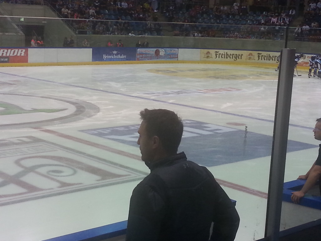 Eisbären-Coach Jeff Tomlinson ist kurz vor Spielbeginn vollkommen konzentriert. (Foto: eisbaerlin.de/walker)