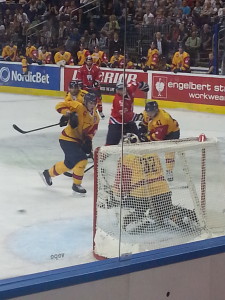 Die Eisbären im Angriff, der Puck geht knapp am Tor vorbei. (Foto: eisbaerlin.de/Walker)