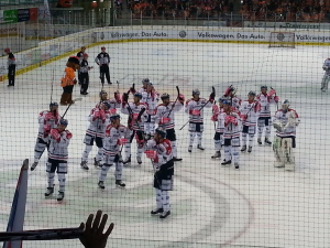 Die Eisbären bedanken sich für die klasse Unterstützung bei uns Fans. Auch wir haben uns bei der Mannschaft für eine starke kämpferische Leistung bedankt. (Foto: eisbaerlin.de/Walker)