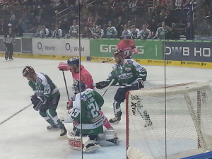 Die Iserlohner Defensive um Goalie Mathias Lange machte es den Eisbären heute richtig schwer. (Foto: eisbaerlin.de/Walker)