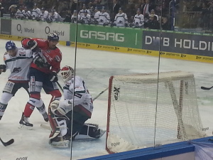 AEV-Goalie Markus Keller hatte jede Menge zu tun. Am Ende kassierte er fünf Gegentreffer von den Eisbären. (Foto: eisbaerlin.de/Walker)