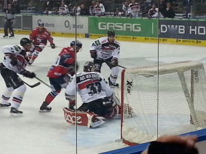 Kölns Goalie Danny Aus den Birken rettet in höchster Not. (Foto: eisbaerlin.de/Walker)