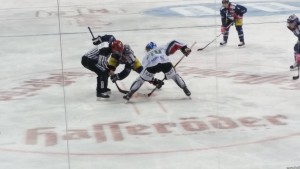 Kampf um den Puck beim Bully. (Foto: eisbaerlin.de/Walker)