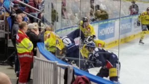 Bei den Zweikämpfen an der Bande zogen die Eisbären meistens den Kürzeren. (Foto: eisbaerlin.de/Walker)