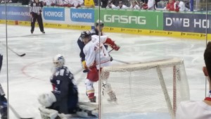 Hier schlägt der Puck gerade zum 1:0 für die Düsseldorfer EG im Tor von Petri Vehanen ein. (Foto: eisbaerlin.de/Walker)