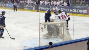 Ryan Jones (Weißes Trikot, Nr. 28) fälscht in dieser Szene einen Schuss von Fredrik Eriksson zum 0:1 ab. (Foto: eisbaerlin.de/Walker)