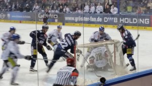 Die Eisbären legten wie die Feuerwehr los und belagerten das AEV-Tor. (Foto: eisbaerlin.de/Walker)