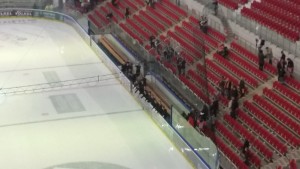 Die Mannschaft bedankte sich nach dem Spiel für die großartige Unterstützung bei den Fans. (Foto: eisbaerlin.de/Walker)