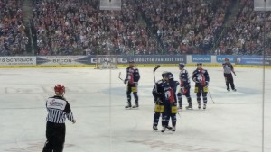 Am Ende versuchtes es unsere Jungs mit der Brechstange, ohne Erfolg. Man wachte einfach zu spät auf und ließ von Beginn an die nötige Einstellung vermissen, um so ein Spiel zu gewinnen. (Foto: eisbaerlin.de/walker)