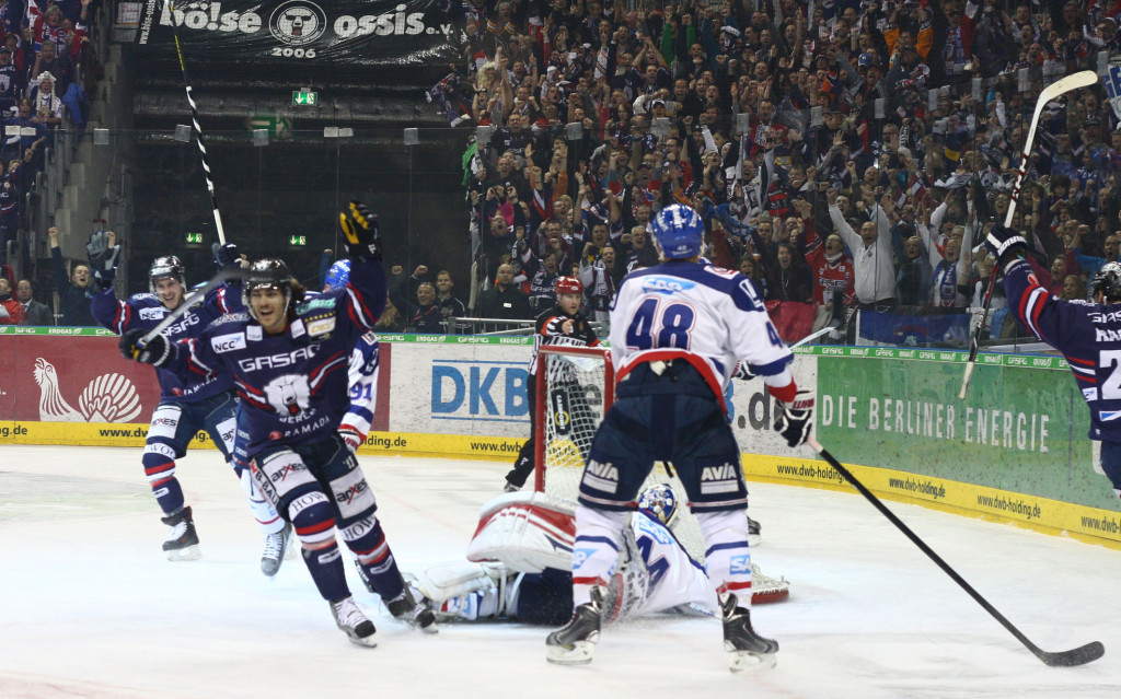 Berlins Julian Talbot, Andre Rankel und TJ Mulock beim Torjubel nach Andre Rankels 1:0 (Foto: black corner 2007)