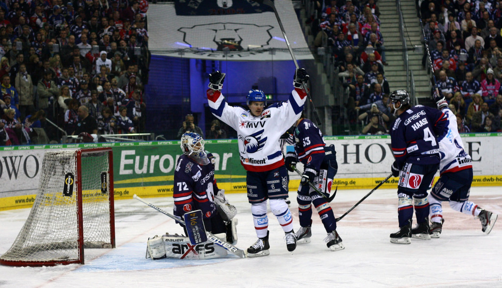 Mannheims Martin Buchwieser jubelt nach dem 1:1 der Mannheimer (Foto: black corner 2007)