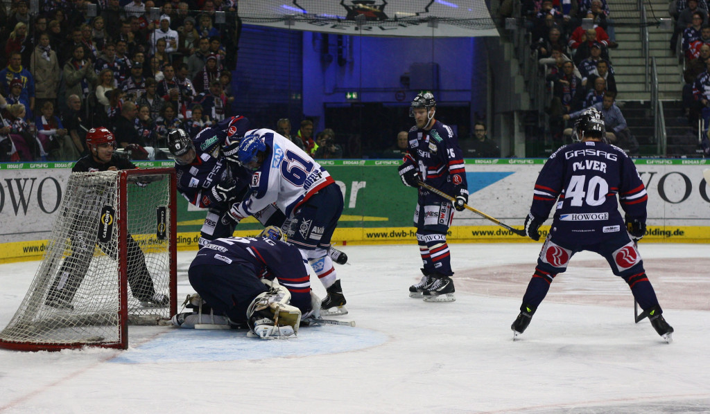 Berlins Casey Borer vor dem Tor von Berlins Rob Zepp im Duell mit Mannheims Mirko Hoefflin Daneben Berlins Florian Busch und Darin Olver (Foto: black corner 2007)