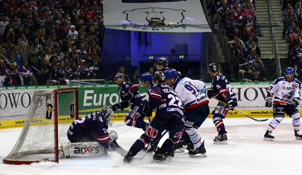 Berlin Barry Tallackson im Duell mit Mannheims El-Sayed vor dem Tor von Berlins Rob Zepp (Foto: black corner 2007)