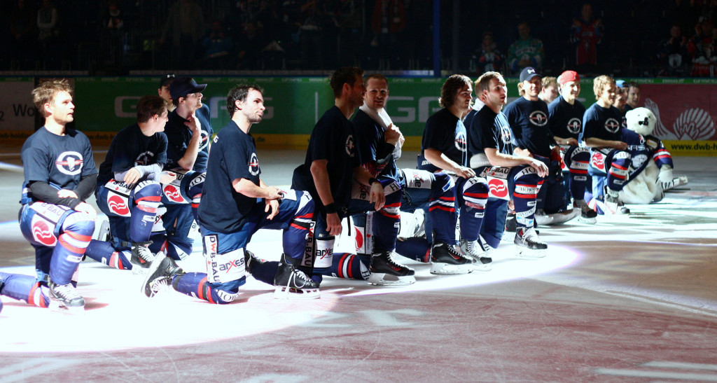 Die Mannschaft der Eisbären Berlin feiert mit ihren Fans (Foto: black corner 2007)
