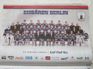 Das Teamfoto der Eisbären Berlin im aktuellen DEL-Sonderheft der Eishockey NEWS.