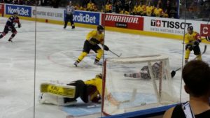 SaiPa`s Goalie am Boden nach einer guten Chance der Eisbären. (Foto: eisbaerlin.de/Walker)