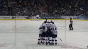 Der Jubel der Münchner nach dem Treffer zum 2:2. (Foto: eisbaerlin.de/Walker)
