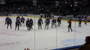 Die Eisbären auf dem Weg zur "La Ola" mit den Fans nach dem gewonnenen Heimspiel. (Foto: eisbaerlin.de/Walker)