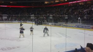 Goalie Petri Vehanen wird nach seinem ersten Shutout in dieser Saison von den Fans gefeiert. (Foto: eisbaerlin.de/Walker)